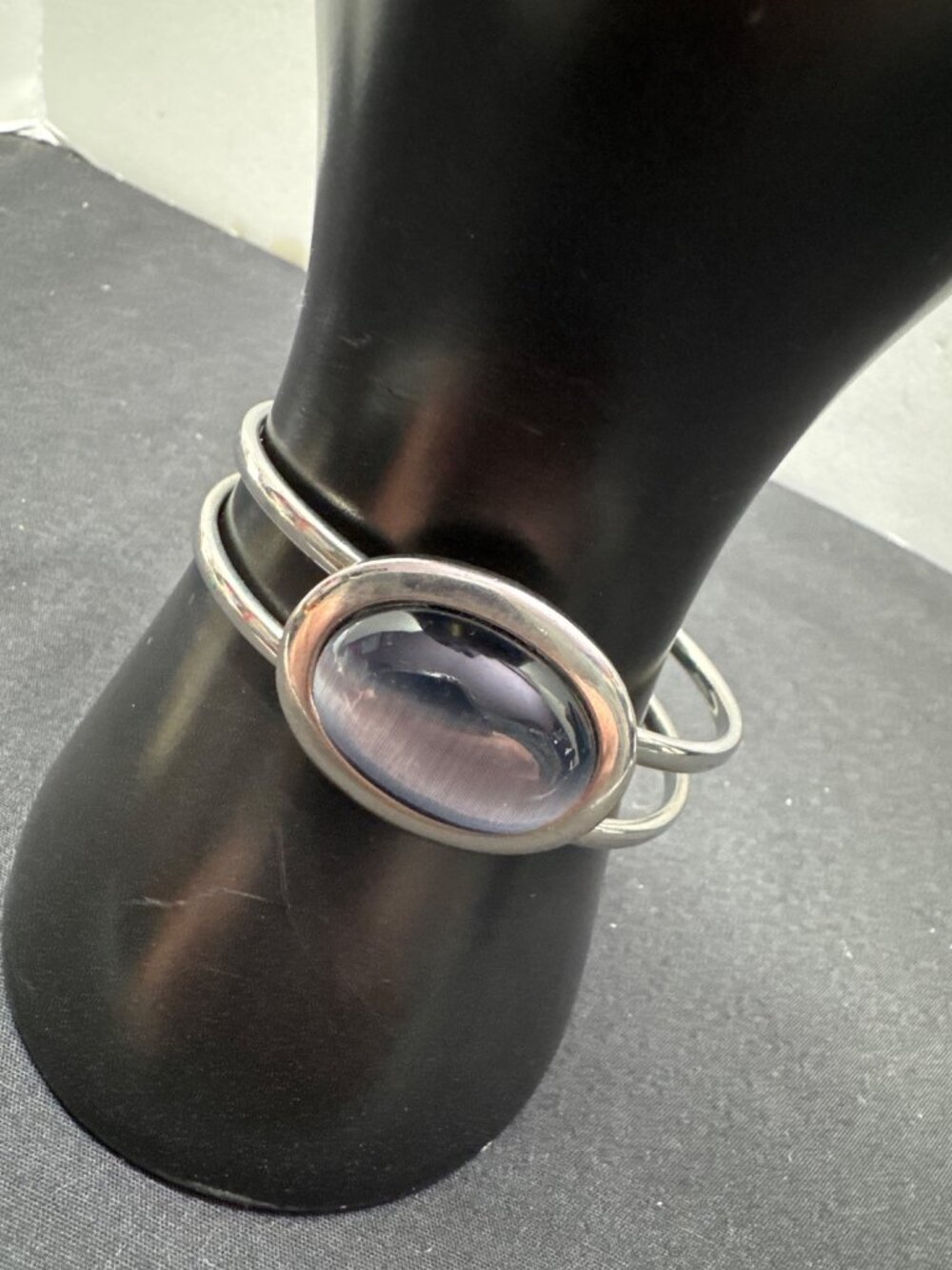 Vintage Silver-Tone Bracelet With Blue Oval Cats Eye Stone Accent
